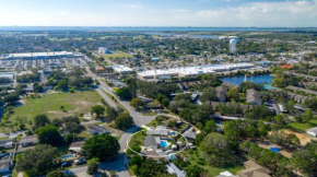 Cape Vista Getaway! Heated pool home minutes away from Anna Maria with grill!